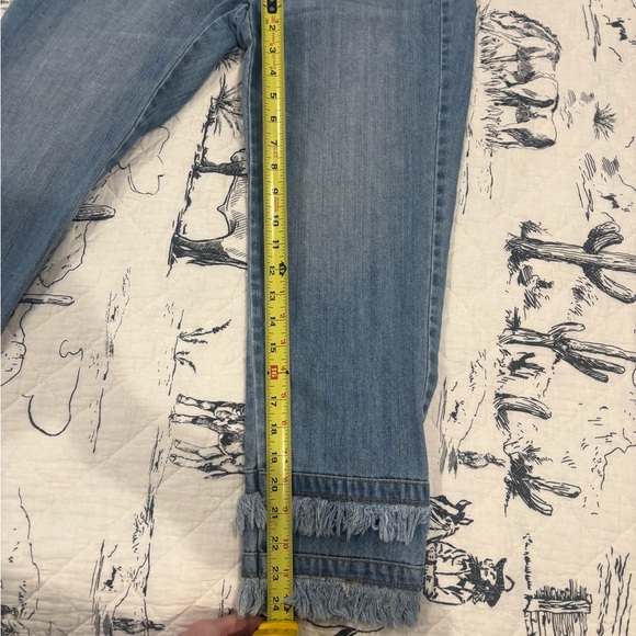 Frayed Hem Capri Jeans - Picture 7 of 8